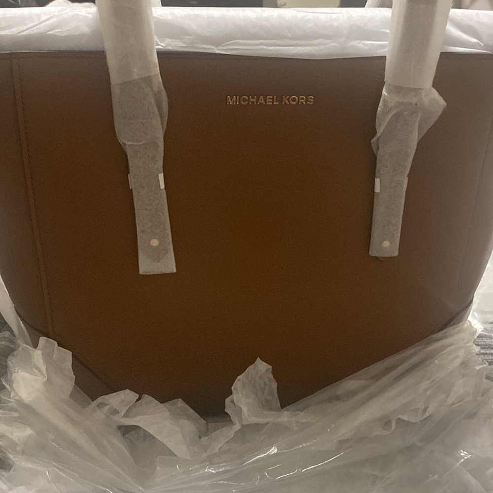 Brand New Micheal Kors Leather Brown Luggage size Bag.. - Picture 2 of 7